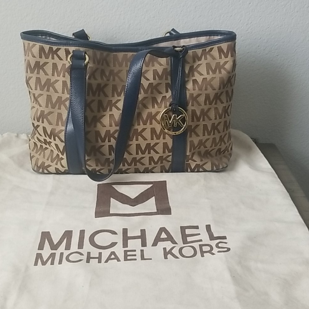 Medium MK Signature Tote Handbag